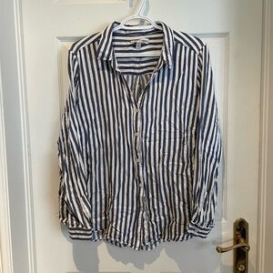 Women’s casual vneck button up